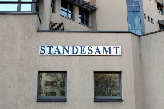 Standesamt (Archiv): Statistik zur Scheidung in Sachsen-Anhalt mit Paaren, Scheidungen und minderjährigen Kindern.
