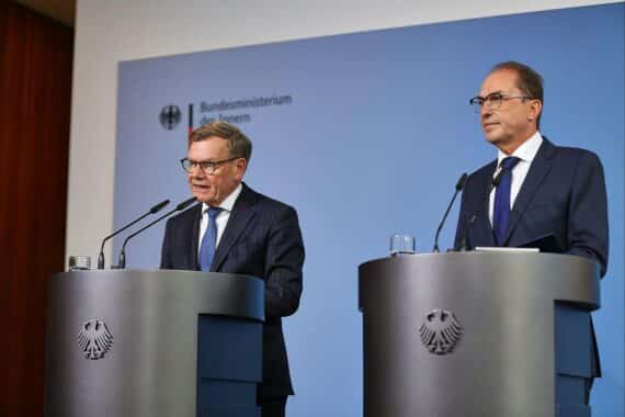 Irina Scherbakowa kritisiert unzureichende Bundesregierung-Antwort auf russischen Drohnenangriff; Protest in Berlin.