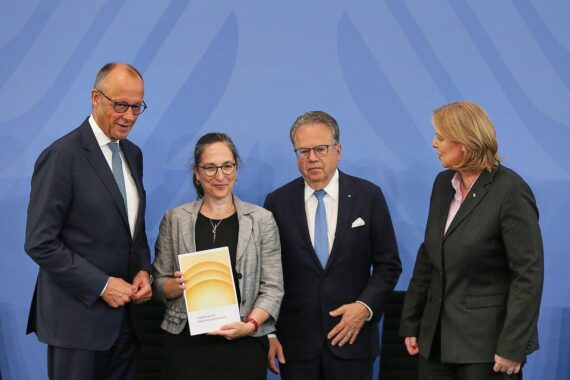 Ministerpräsident Gordon Schnieder übergibt Bericht der Alterssicherungskommission (Archiv) bei Fotoübergabe in Mainz.