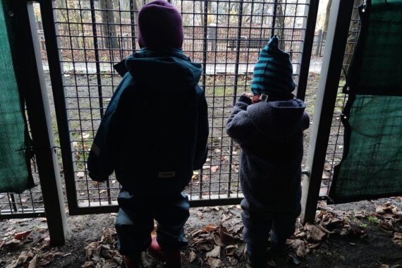 Kinder hinter einem Gitter (Archiv), passend zur Debatte um Grundschulreife und frühe Bildung.