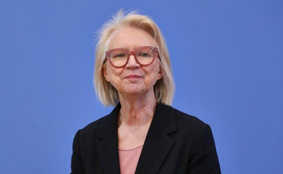 Monika Schnitzer kritisiert den Tankrabatt; Wirtschaftsweise spricht über Politik, Verlust-Aversion und Rentenreform.