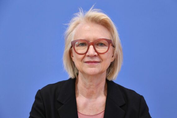 Monika Schnitzer (Archiv) im Porträt; als Wirtschaftsweise zur Reform- und Entlastungsdebatte zitiert.