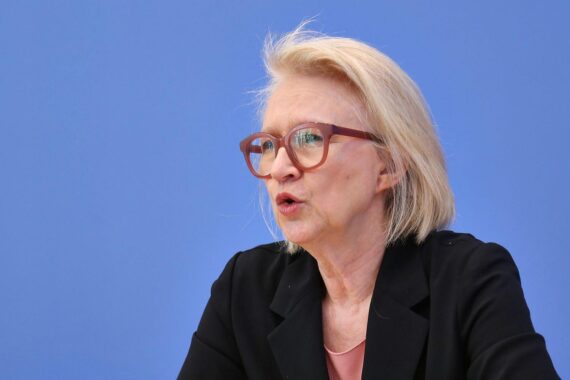 Monika Schnitzer warnt vor falschen Spritpreis-Hilfen: kein Tankrabatt, keine Preisdeckel.