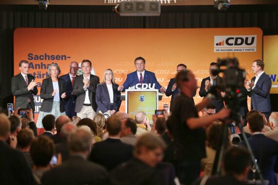 Sven Schulze in Magdeburg, nach AfD-Wahlsieg; CDU-Anhänger, Rücktrittsrufe und Parteivorsitz im Fokus.