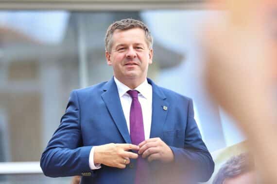Sachsen-Anhalts Ministerpräsident Sven Schulze (CDU) widerspricht AfD-Vorwürfen zur Briefwahl.