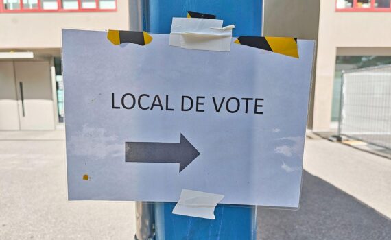 Wahllokal in der Schweiz: Stimmzettel und Wahlurne zur Volksabstimmung über Neutralität.