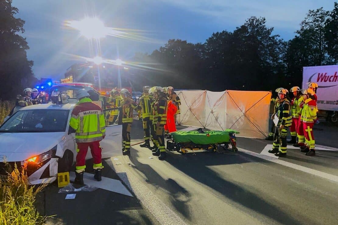 Schwerverletzte Person nach Unfall auf der A40 in Bochum aus Fahrzeug befreit