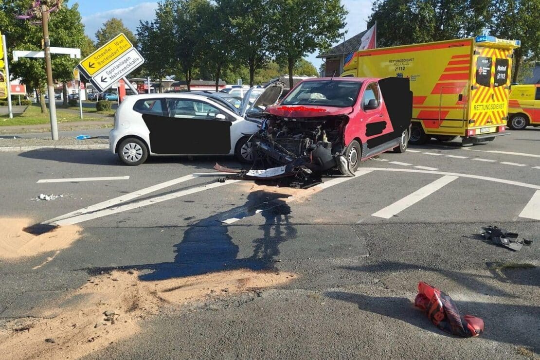 Schwerverletzter bei Verkehrsunfall mit drei Autos in Brockel