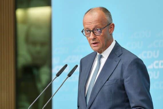 Friedrich Merz im Bild, während Manuela Schwesig Forderungen an Regierung und Bundesregierung stellt.