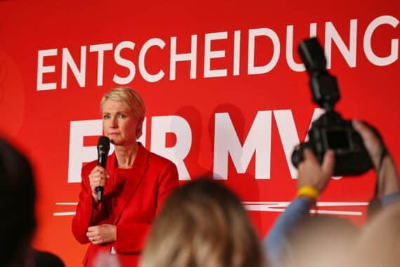 Manuela Schwesig am Wahlsonntag, Blick nach vorn, Ministerpräsidentin von Mecklenburg-Vorpommern, SPD.