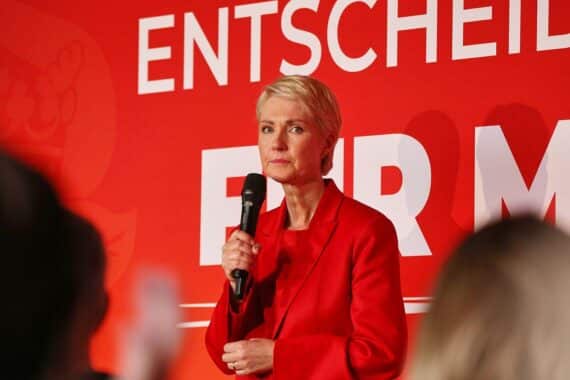 Manuela Schwesig spricht in Berlin; Gespräch über Regierungsbildung in Mecklenburg-Vorpommern mit Grünen und Linken.