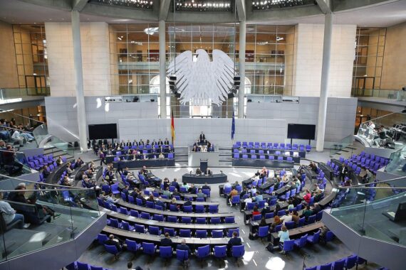 Bundestagsdebatte am 23.09.2026 in Berlin, Reform der Organspende; Politiker vor Sitzungsgebäude.