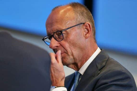 Friedrich Merz in Berlin, symbolisch; dazu Hinweis auf SoVD und Reform-Kritik nach AfD-Wahlsieg.