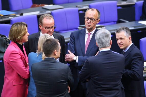Markus Söder fordert Ende von Personalspekulationen zu Kanzler Friedrich Merz, Foto mit CDU/CSU-Abgeordneten.