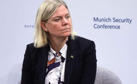 Magdalena Andersson (Archivfoto) vor Wahlkampfkulisse in Schweden: Parlamentswahl, Stimmenprozent, Regierungsmehrheit unklar.