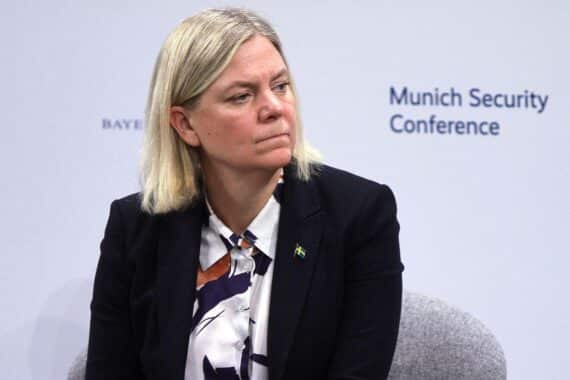 Magdalena Andersson (Archivfoto) vor Wahlkampfkulisse in Schweden: Parlamentswahl, Stimmenprozent, Regierungsmehrheit unklar.