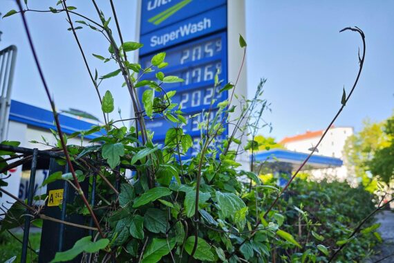 Tankstelle im Archiv: SoVD fordert staatlichen Spritpreisdeckel wegen stark gestiegener Spritpreise.