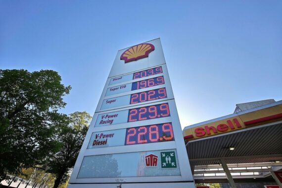 Tankstelle (Archiv): Spritpreisdeckel-Debatte, drohende Versorgungsengpässe und Tankrabatt.