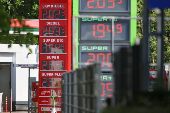 Tankstelle (Archiv): Zapfsäulen, Benzin- und Dieselpreise, politische Kraftstoff-Entlastung im Hintergrund.