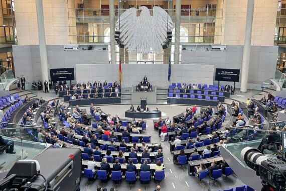 Bundestagssitzung in Berlin am 08.09.2026; Blick auf die parlamentarische Debatte zur Kommunal-Finanzkrise.