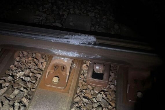 Archivfoto: Schottersteine/Steinmehl auf einem Schienenkopf im Bahngleis bei Gera Debschwitz.