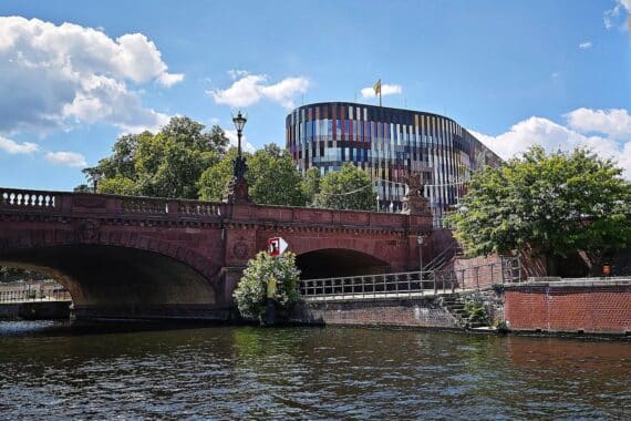 Bundespräsidialamt an der Moltkebrücke (Archiv): Militärische Ehren am neuen Amtssitz am Spreebogen.