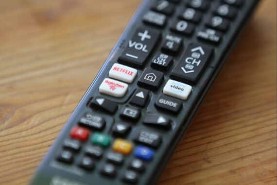 TV-Fernbedienung mit Logos von Streaming-Anbietern: viele Deutsche nutzen mehrere kostenpflichtige Streaming-Dienste.
