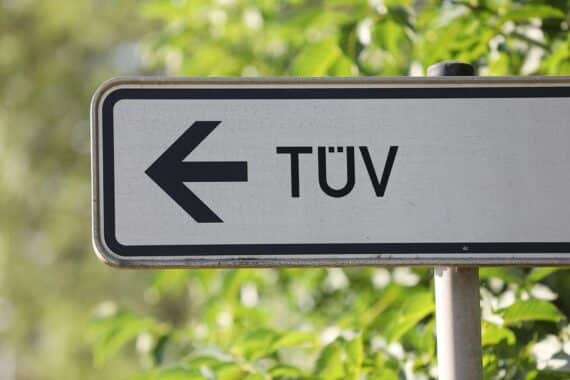 TÜV-Archivbild in Berlin: Sicherheitsprüfung für KI-Sprachmodelle, Chefin des TÜV AI Lab im Kontext.