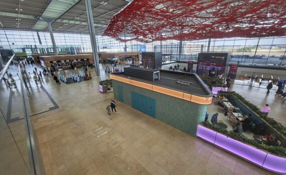 Flughafen BER Terminal 1 geräumt wegen Gefahrgutalarm; Bundespolizei sperrt den öffentlichen Bereich.