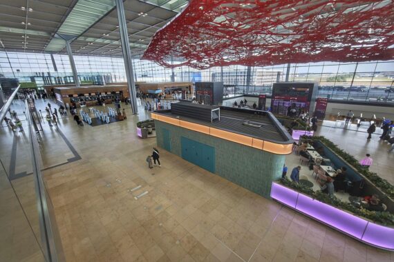 Flughafen BER Terminal 1 geräumt wegen Gefahrgutalarm; Bundespolizei sperrt den öffentlichen Bereich.