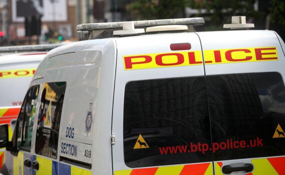 Britische Polizei-Absperrung nahe RAF Fairford: fünf Festnahmen nach Alarm wegen möglichem Terroranschlag.