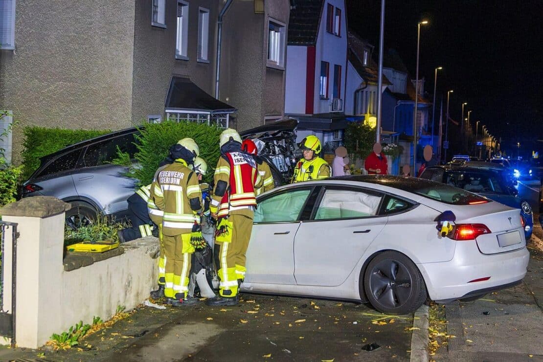 Tesla kollidiert in Iserlohn-Letmathe mit drei geparkten Autos