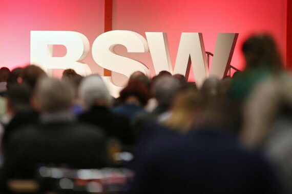 BSW-Logo (Archiv) vor Hintergrund aus Thüringen; Austrittsnachrichten zu Katja Wolf und Sigrid Hupach.