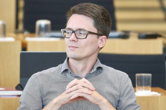 Christian Schaft im Archivfoto vor Berliner Hintergrund; Hinweis auf Debatte zu Antisemitismus in der Berliner Linken.