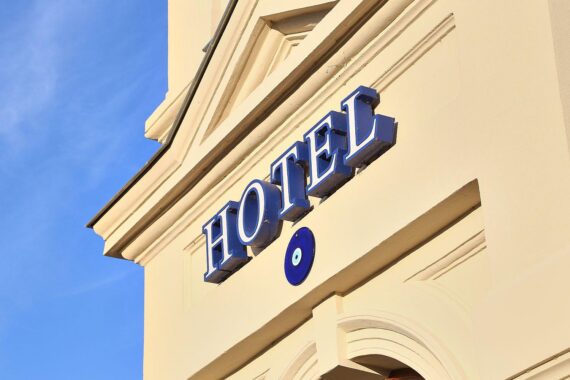 Ein Hotel im Archiv: Gästeübernachtungen steigen in Deutschland, Statistiken von Destatis für Juli 2026.