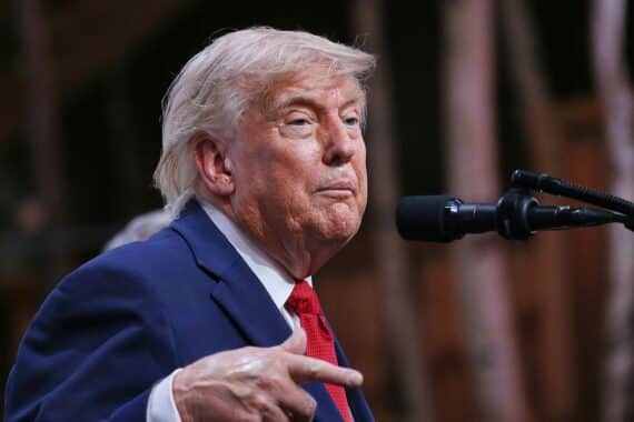 Donald Trump im Archiv vor Hintergrund: US-Angriffe auf Iran, Straße von Hormus, Militär, Raketen.