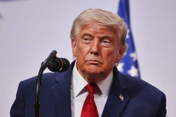 Donald Trump und Xi Jinping empfangen sich im Weißen Haus bei Gesprächen über Handel und KI.