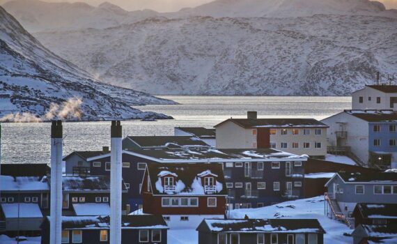 US-Präsident Trump und Regierungschefs in New York bei Unterzeichnung Sicherheitsabkommen; Blick auf Nuuk (Grönland).