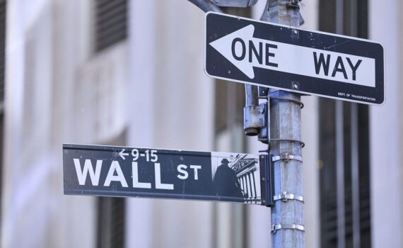 Wall Street- Skyline bei steigenden US-Börsenkursen, dazu Marktdaten wie Dow, S&P 500, Ölpreis, Goldpreis.