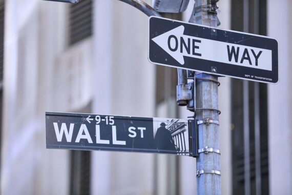 Wall Street- Skyline bei steigenden US-Börsenkursen, dazu Marktdaten wie Dow, S&P 500, Ölpreis, Goldpreis.