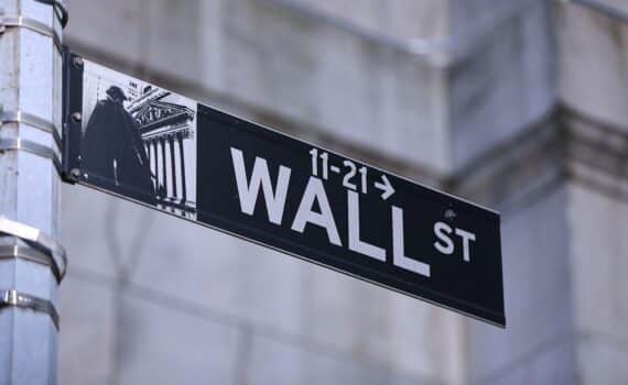 Wall-Street-Straßenschild in New York, Börsenrückgang durch steigenden Ölpreis und Inflationssorgen.