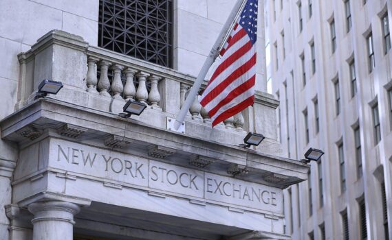 US-Fahne an der New York Stock Exchange (Archiv), Börsenkurse uneinheitlich, Trump dämpft Markt.