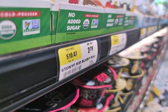 US-Supermarkt-Regal mit Preisschildern; Foto aus den USA, Inflation 3,4 Prozent im August 2026.