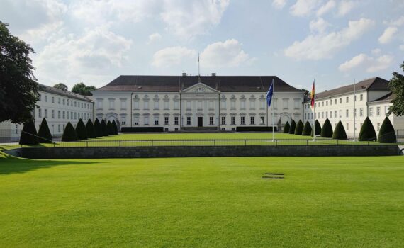 Schloss Bellevue in Berlin, u.a. mit Hinweis auf mögliche Kandidatur von Udo Di Fabio als Bundespräsident.
