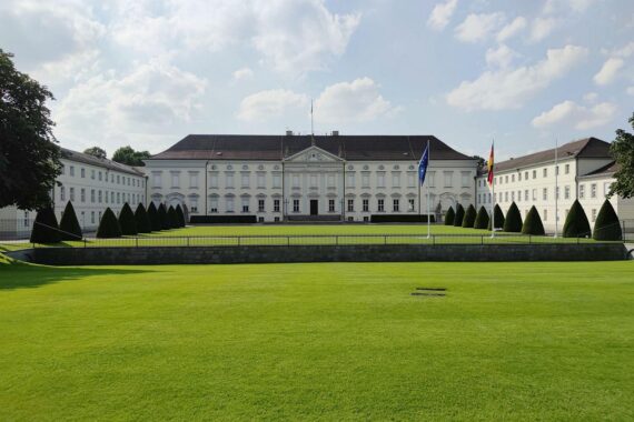 Schloss Bellevue in Berlin, u.a. mit Hinweis auf mögliche Kandidatur von Udo Di Fabio als Bundespräsident.