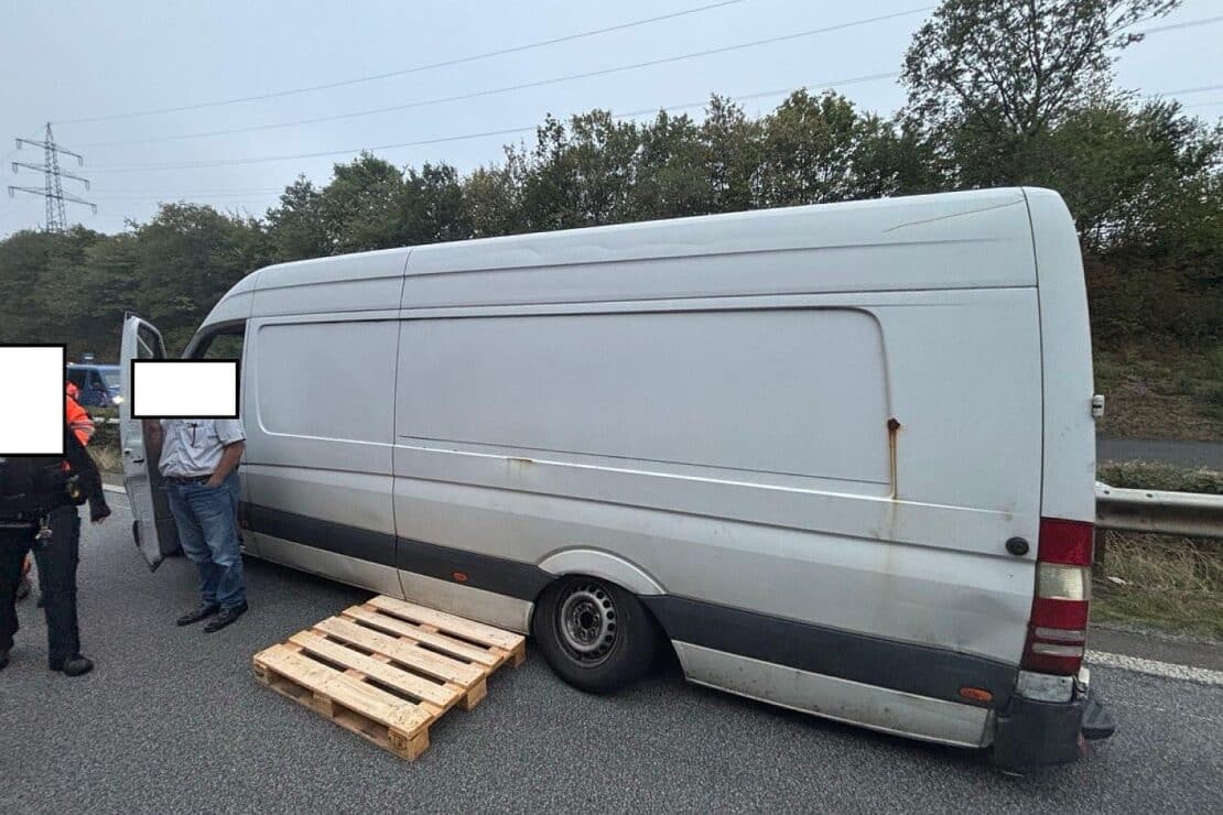 Überladener Kleintransporter verliert Reifen auf der A48 bei Kaperich