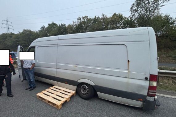 Um überladenen Kleintransporter: Reifen platzt auf der A48, blockiert Fahrbahn, Polizei im Einsatz (Archivfoto).