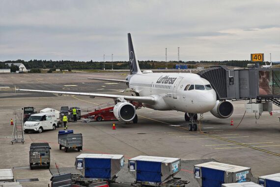 Lufthansa-Airline im Archiv: Lufthansa-Maschine mit Hinweis auf UFO-Tarifgespräche zwischen Arbeitgeber und Flugbegleitern.