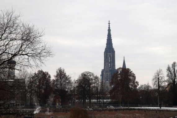 Ulmer Münster bei Tageslicht, Hinweis auf Smart City Index: Ulm erzielt 84,0 Punkte und Rang 14.
