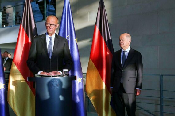 Friedrich Merz und Olaf Scholz im Archivfoto; Umfrage: Mehrheit beurteilt Merz schlechter.